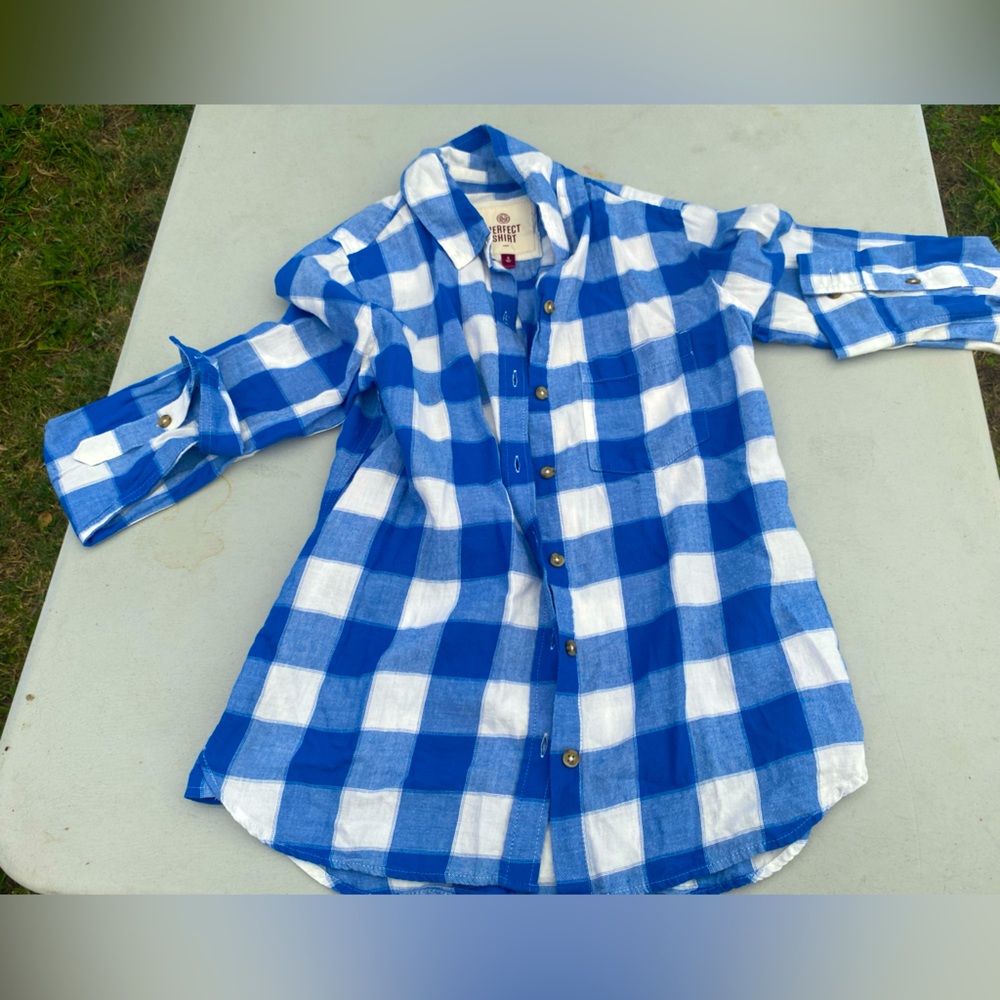 SO BLUE AND WHITE CHECKERED WOMENS FLANNEL SIZE SMALL, IN PERFECT CONDITION